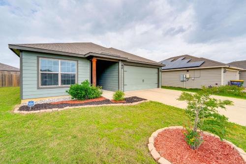 Patio & Fenced Yard: Peaceful Venus Retreat in Midlothian (TX)