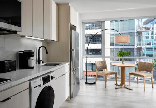 Létesítmények, Sentral Gaslamp Quarter near PETCO Park