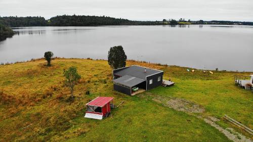 Cabañas Chiloé Quemchi Laguna Popétan (Cabanas Chiloe Quemchi Laguna Popetan) in Quemchi