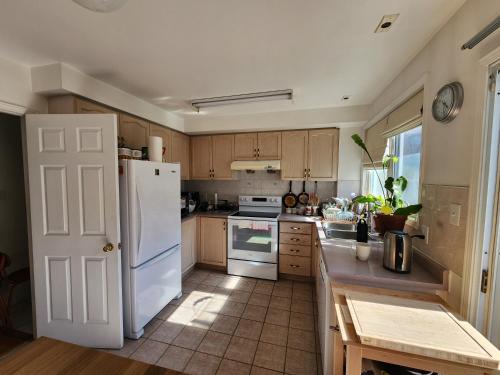 ห้องครัว, Scarborough Townhouse near สวนสัตว์โตรอนโต