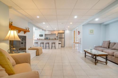 . Steps to Pond and Beach! Couples Retreat in Cape Cod