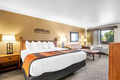 King Suite with Sofa Bed and Jetted Tub - Non-Smoking