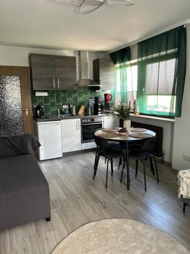 Konyha, Gemütliches 2-Zimmer-Apartment im Fichtelgebirge - nahe der Skipiste mit Terrasse & Free Parking (Gemutliches 2-Zimmer-Apartment im Fichtelgebirge - nahe der Skipiste mit Terrasse & Free Parking) in Mehlmeisel