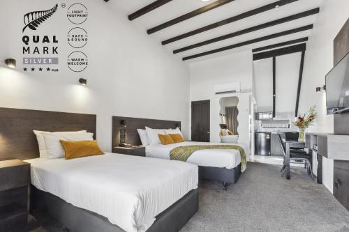 Standard Twin Room image 9