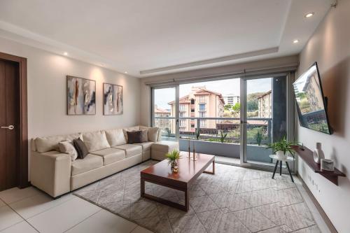 Azenza Tower in Uruca