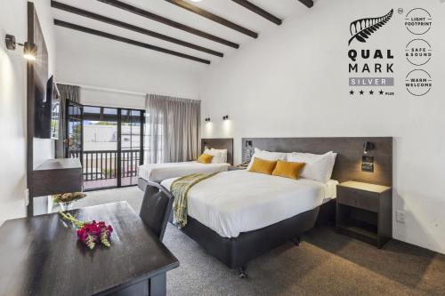 Standard Twin Room image 8