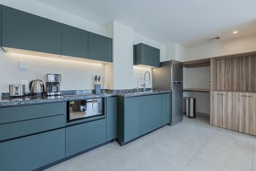 Deluxe One-Bedroom Apartment with Balcony  image 6