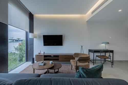Deluxe One-Bedroom Apartment with Balcony  image 8