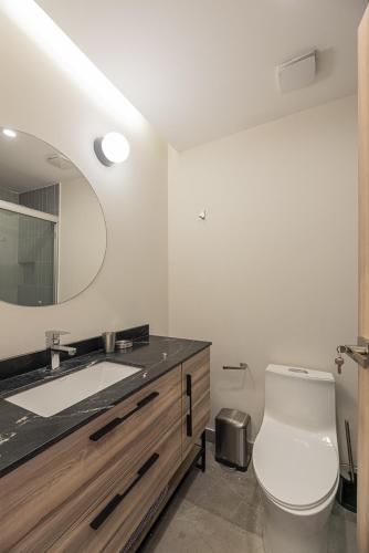 Deluxe One-Bedroom Apartment with Balcony  image 2