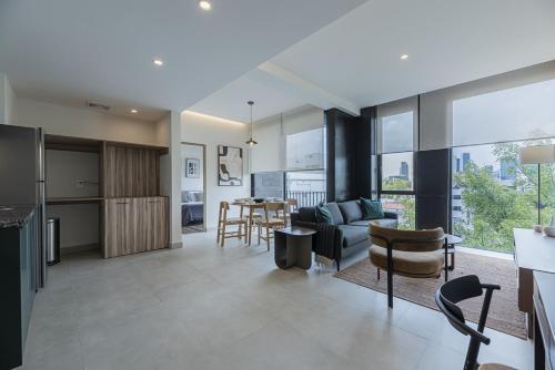 Deluxe One-Bedroom Apartment with Balcony  image 3