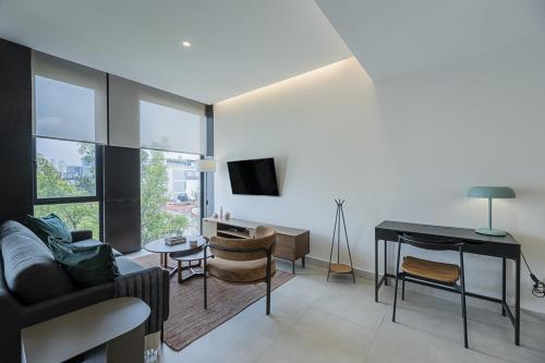 Deluxe One-Bedroom Apartment with Balcony  image 7