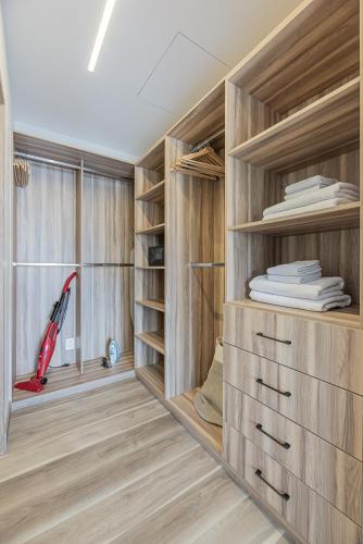 Deluxe One-Bedroom Apartment with Balcony  image 1