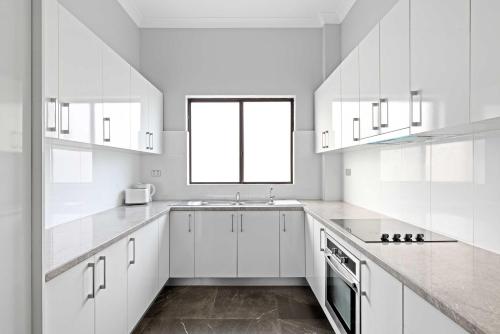 Relaxing Double Room in Belmore - Convenient Stay Near Shops - Shared Bathroom in Marrickville