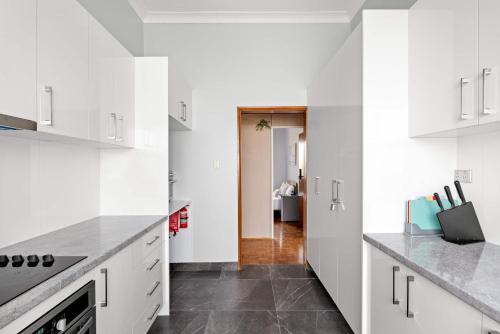 Relaxing Double Room in Belmore - Convenient Stay Near Shops - Shared Bathroom in Marrickville