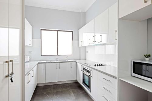 Relaxing Double Room in Belmore - Convenient Stay Near Shops - Shared Bathroom in Marrickville