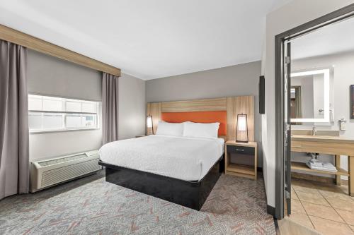 캔들우드 스위트 플로우드, MS 바이 IHG