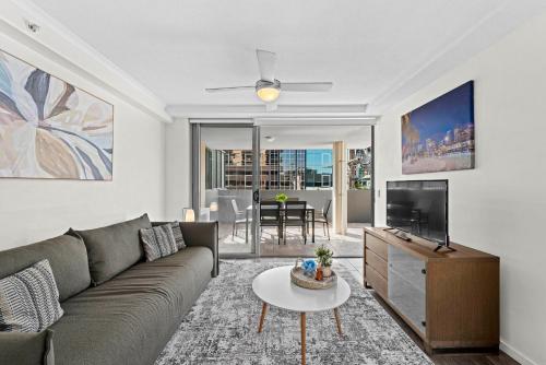 Comfy and Bright Apartment with HUGE Balcony!