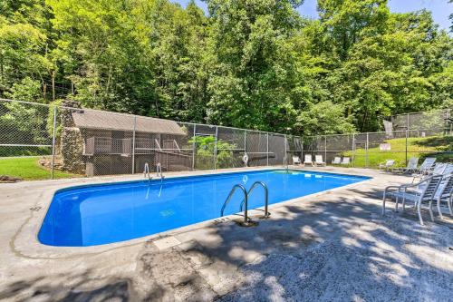 Updated Cobbly Nob Resort Home with Hot Tub! - image 17