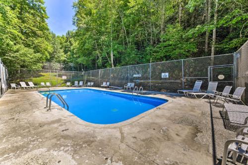 Updated Cobbly Nob Resort Home with Hot Tub! - image 25
