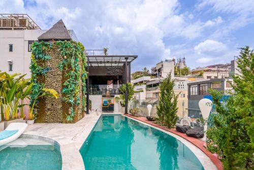 Basen, A & Em Saigon Hotel near Benthanh Street Food Market