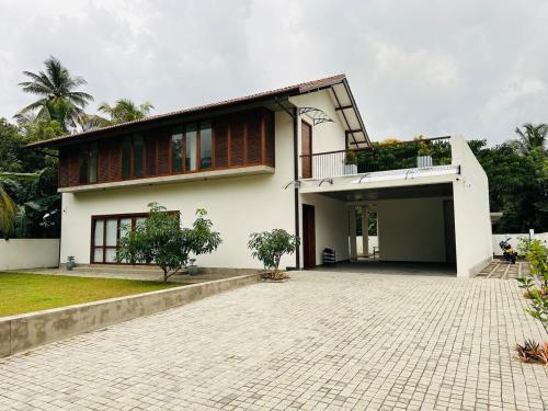 . Lake Round Luxury House