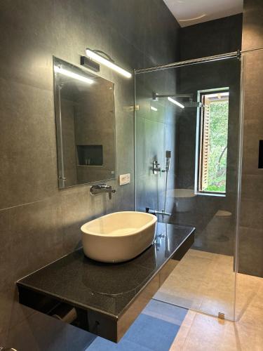 Shower, Lake Round Luxury House in Kurunegala Town North