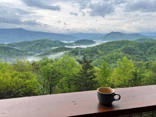 VIEWS! - Hot Tub - 3 Decks - Community Pool, Park Settlement