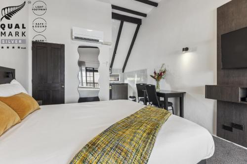 Standard Twin Room image 10