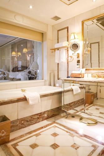 room detail thumbnail 2