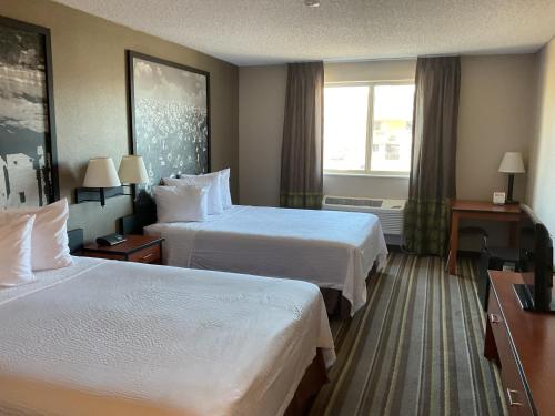 Super 8 by Wyndham Colorado Springs Airport - image 11