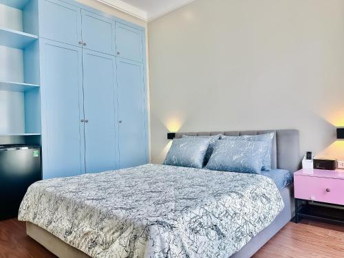 King Room with Balcony image 8