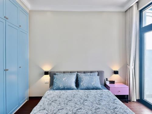 King Room with Balcony image 3