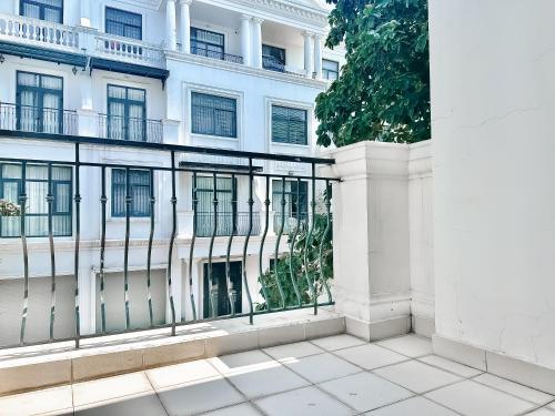 King Room with Balcony image 2