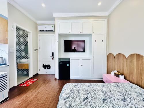 Queen Room with Balcony image 5