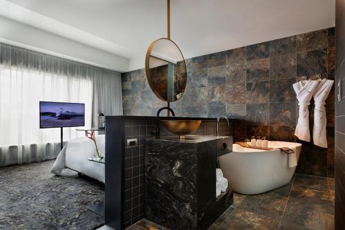 room detail thumbnail 2