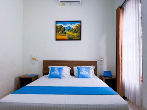 Adiputra Guesthouse HomiQ - Tap to explore photos