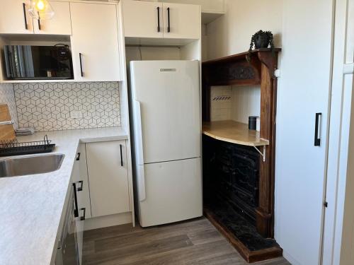 Pretty Villa Close to St Clair Beach private parking near Tunnel Beach