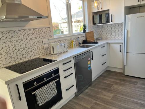 Pretty Villa Close to St Clair Beach private parking near Tunnel Beach