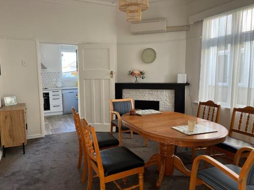 Pretty Villa Close to St Clair Beach private parking near Tunnel Beach