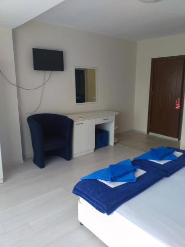 Double or Twin Room image 7
