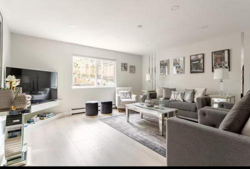 2 bedrooms Suite in Coquitlam in Coquitlam, Canada