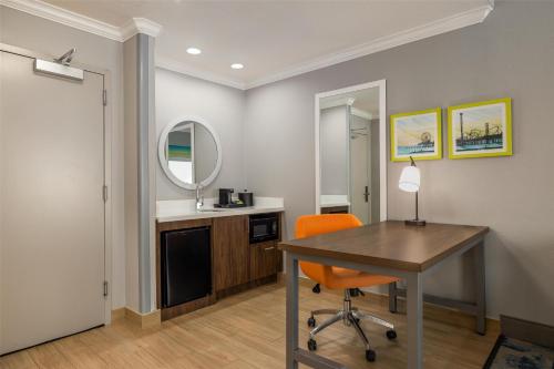 King Studio Suite with Sofa Bed - Non-Smoking image 5