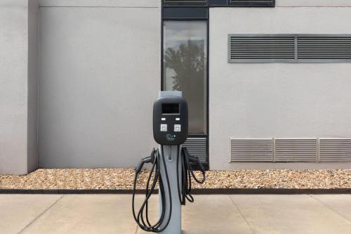 La Quinta Inn & Suites by Wyndham Houston Stafford Sugarland - image 2