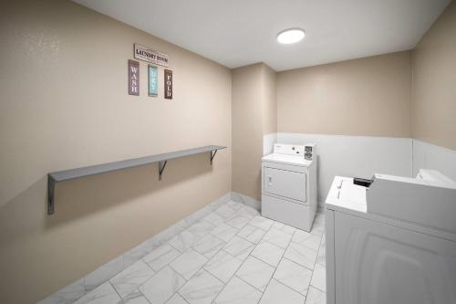 La Quinta Inn & Suites by Wyndham Houston Stafford Sugarland - image 13