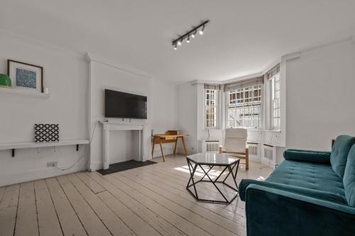 Chelsea 1-bed Flat with Patio, London