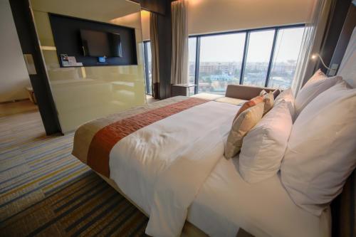 Superior Twin Room -  - Enjoy Unlimited drinks between 6-8 PM (House Brands only), Snacks (Chef’s Special), Choice of Cocktails/Mocktails at an additional cost of INR 2200 + tax per person image 10