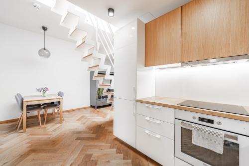 Rotermann Quarter Apartment with Rooftop Terrace & Panoramic View, Tallinn (Foto 4)