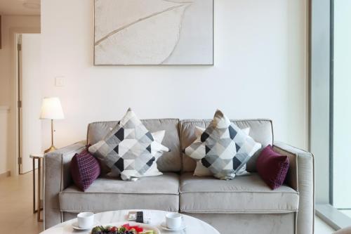 Livbnb Suites - Lavish 2BR w/ Burj Khalifa Views & Near Dubai Mall, Dubaï (photo 6)