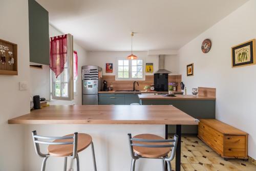 virtuve, Kersouri - grande maison proche plages in Plestena Legrēva