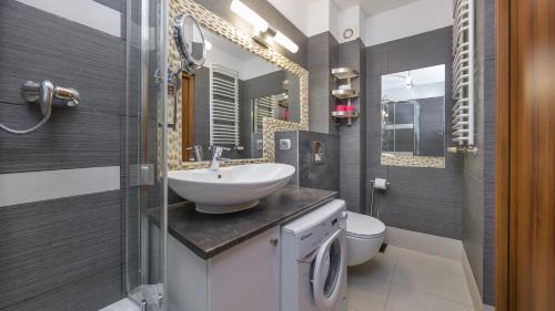 One-Bedroom Apartment image 3